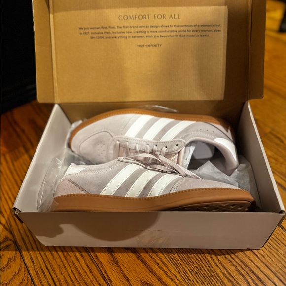 Adidas NWT Women's Athletic Shoes Tan and White with Cloud Foam Technology sz 10 - Picture 3 of 12